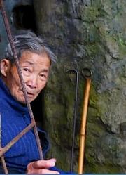 湖南真实存在的“活人墓”墓地机关重重居住着一位92岁老人