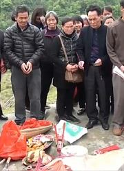 广东河源李氏拜祖民俗活动；后代子孙充满着对祖先的敬意！