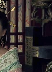 皇帝送女儿胡笳，女儿调皮先给皇帝脸上吹了一下