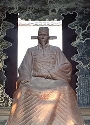 这个人明明就是一个民族英雄但有人却说：因他一人害死了80万人