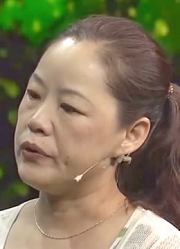 女儿早产被抛弃，母亲后悔21年，不料养父母拒不承认美女心碎