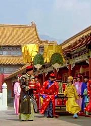 溥仪身为皇帝，只能住在紫禁城后宫，大殿被袁世凯霸占！