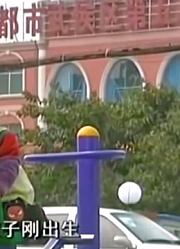 年幼儿子被人贩子抱走，母亲顿时就崩溃了，直接哭晕过去
