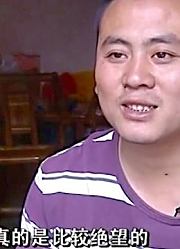 男子提着两袋百元大钞现身银行，工作人员打开一看，当场傻眼了